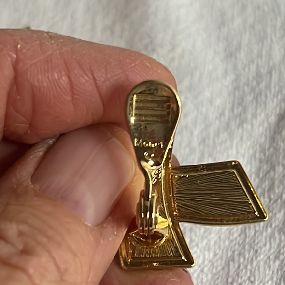 Monet vintage clip earrings, black cross edged in gold tone. - Picture 4 of 4